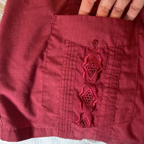 CHIC ELEGANT Guyabera short sleeve button down shirt- MAROON-pockets & pleats - Picture 8 of 11